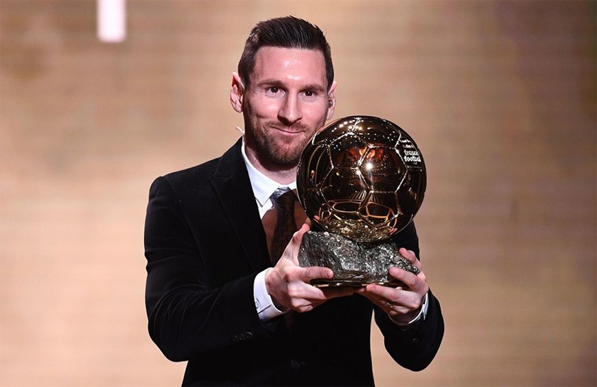 Hình ảnh Messi khi nhận trái bóng vàng