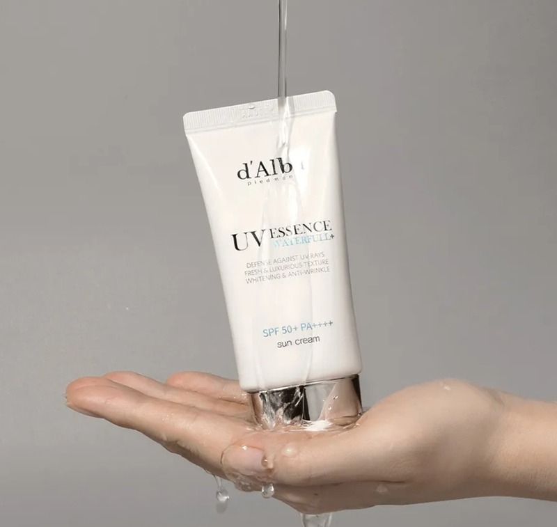 D’alba Waterfull Essence Sunscreen phù hợp với người thích lớp chống nắng ẩm mượt, tự nhiên và tạo hiệu ứng da căng bóng khỏe. 