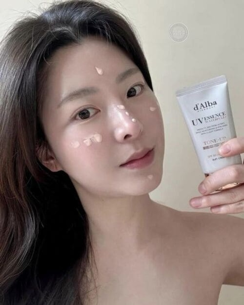 Kem chống nắng D’alba nên được thoa đủ lượng ở bước cuối chu trình dưỡng da buổi sáng và thoa lại khi hoạt động ngoài trời. 