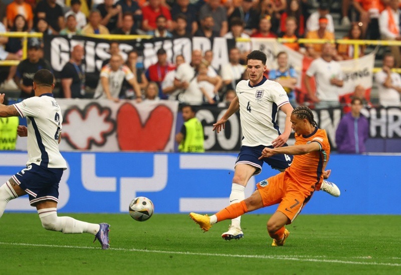 Phút thứ 7: Xavi Simons tung cú nã đại bác xé toang mành lưới đội tuyển Anh.