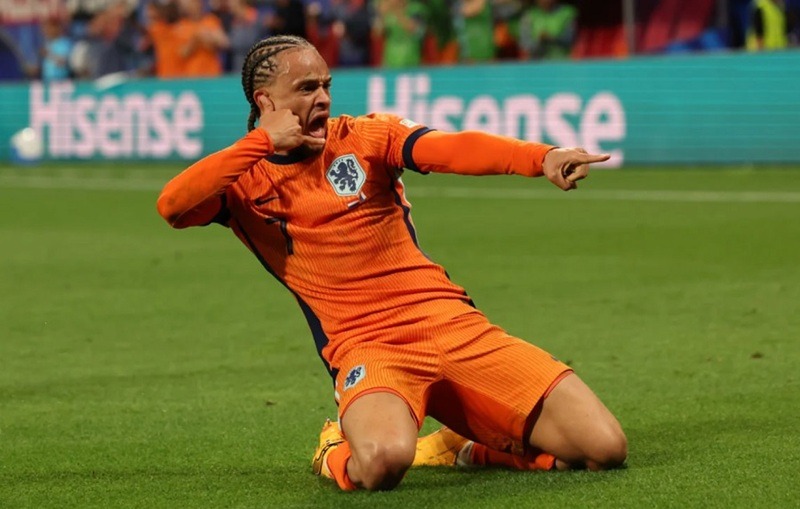 Niềm vui vỡ òa của tài năng trẻ Xavi Simons sau siêu phẩm mở tỷ số cho Hà Lan.