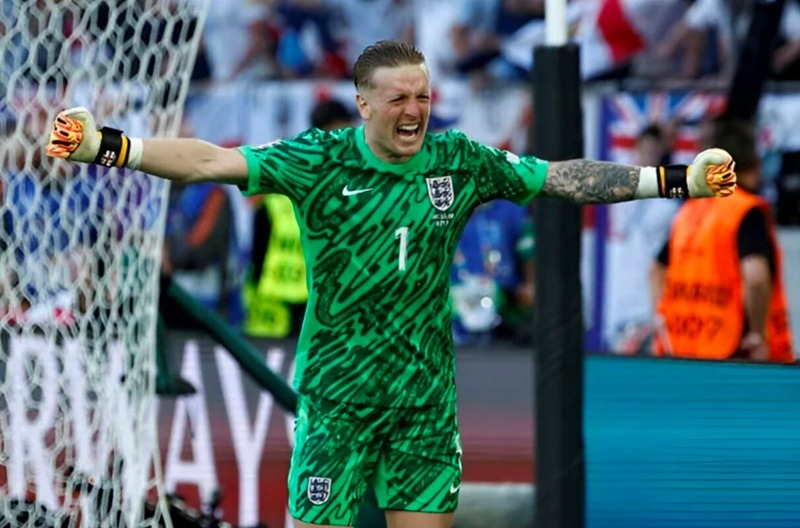 Thủ thành Jordan Pickford bất lực nhìn trái bóng găm thẳng vào góc cao khung thành.