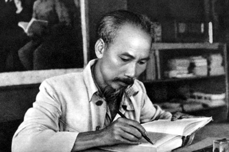 Lãnh tụ Nguyễn Ái Quốc chính thức sử dụng tên gọi Hồ Chí Minh lần đầu tiên vào ngày 13/08/1942.