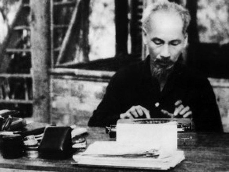 Bìa tập thơ chữ Hán bất hủ "Nhật ký trong tù" ghi rõ bốn chữ Hồ Chí Minh đầy kiêu hãnh.
