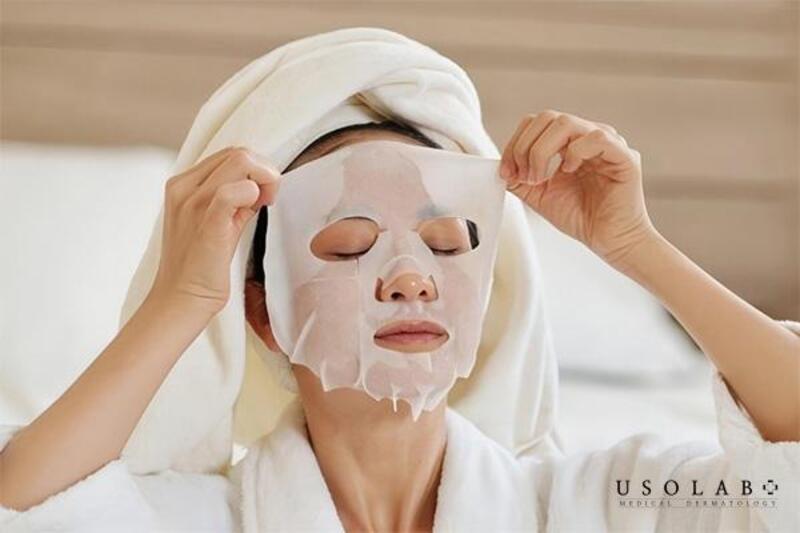 Với mặt nạ giấy, bạn có thể không cần rửa lại nếu tinh chất thấm tốt và da không bị nhờn rít. 