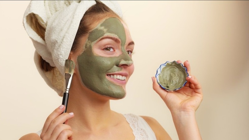 Mặt nạ đất sét, bùn khoáng và than hoạt tính thường cần được rửa sạch sau khi dùng để tránh cặn bám và khô da. 