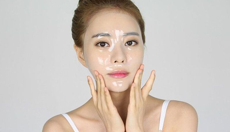 Mặt nạ ngủ thường được để qua đêm và rửa sạch vào sáng hôm sau để da thông thoáng hơn. 
