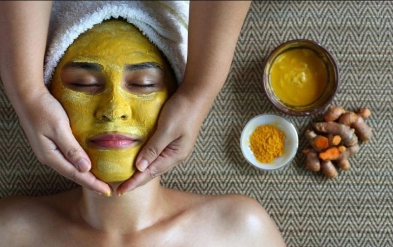 Mặt nạ tự nhiên từ mật ong, sữa chua, nha đam hoặc bột nghệ nên được rửa sạch để tránh cặn bám trên da. 