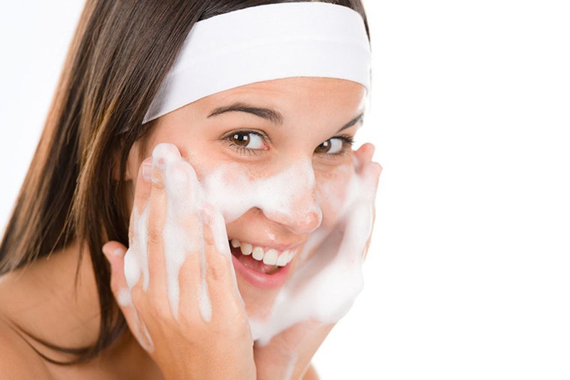 Sau khi đắp mặt nạ, bạn nên chọn cách làm sạch phù hợp để da không bị khô căng hoặc quá tải. 