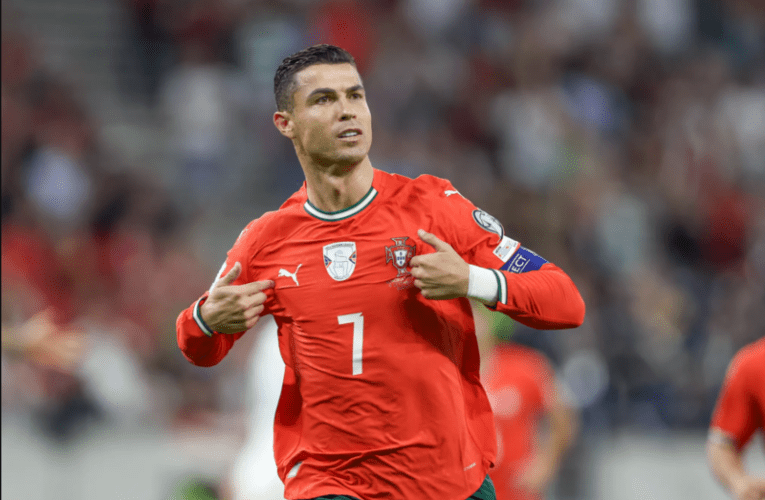 Cristiano Ronaldo giữ vị trí cầu thủ ghi bàn nhiều nhất lịch sử bóng đá nam nếu chỉ tính các trận đấu chính thức cấp cao.