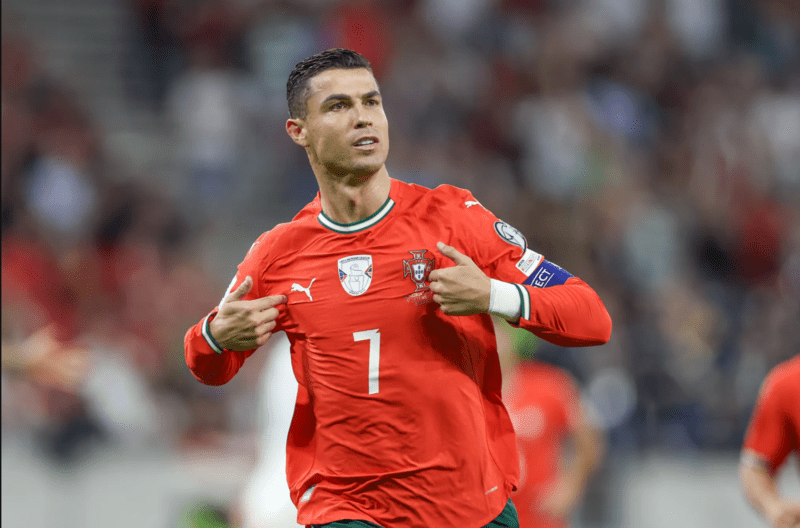 Cristiano Ronaldo giữ vị trí cầu thủ ghi bàn nhiều nhất lịch sử bóng đá nam nếu chỉ tính các trận đấu chính thức cấp cao.