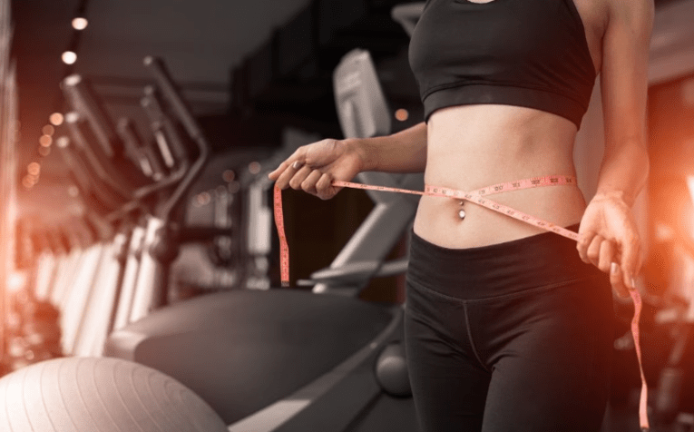 Lịch tập giảm cân bền vững cần xen kẽ ngày tập tạ, cardio, đi bộ nhẹ và nghỉ ngơi để cơ thể phục hồi.