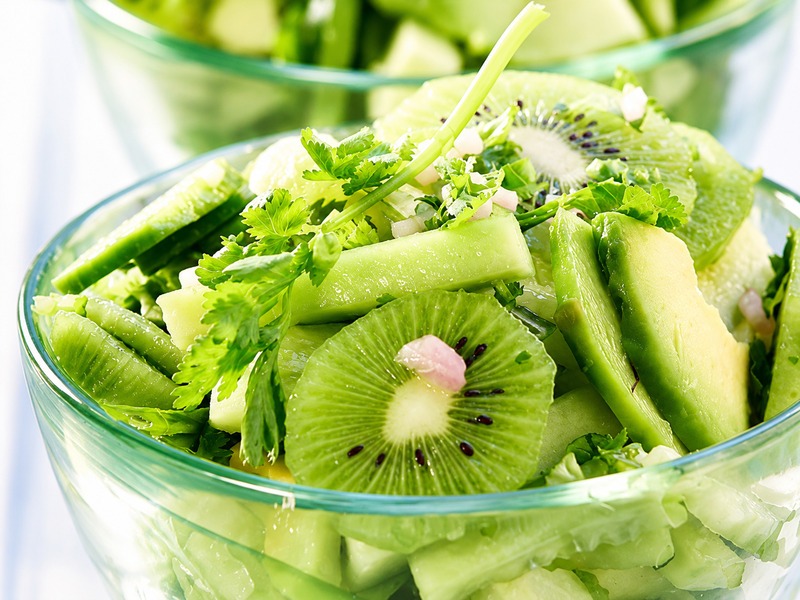 Kiwi có thể ăn trực tiếp hoặc kết hợp với sữa chua, salad và các loại trái cây khác để đa dạng thực đơn. 