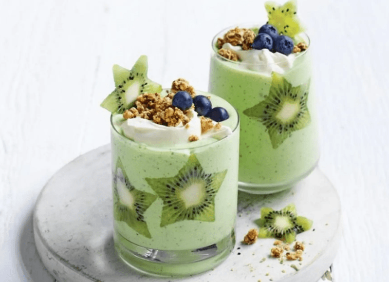 Kiwi ngày càng xuất hiện phổ biến trong salad, sinh tố và những thực đơn hướng đến lối sống lành mạnh. 