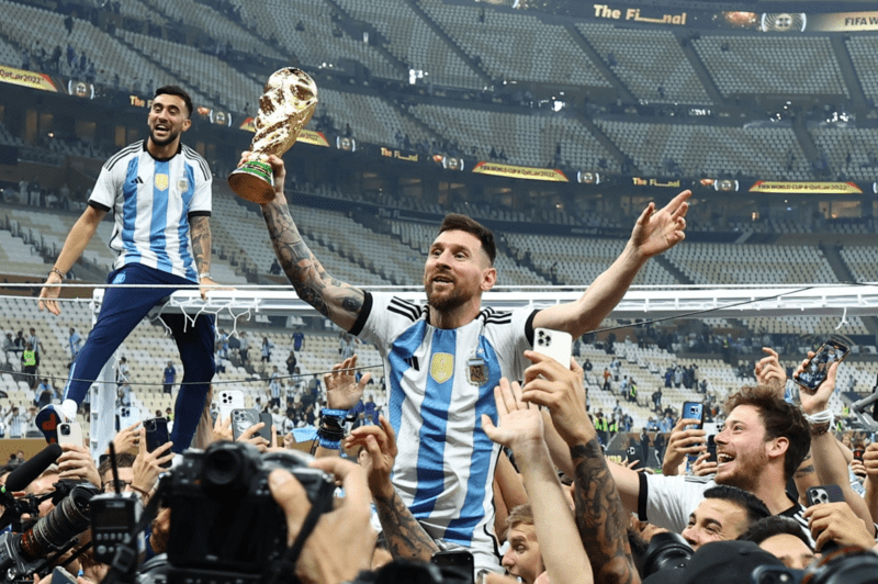 Messi đạt đỉnh cao cùng Argentina khi vô địch World Cup 2022 và ghi dấu ấn qua nhiều giải đấu quốc tế. 