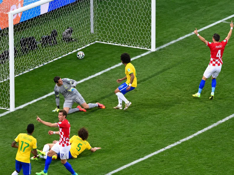 Marcelo phản lưới trong trận Brazil gặp Croatia tại World Cup 2014