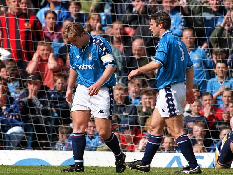 Pha đánh đầu phản lưới của Jamie Pollock trước QPR năm 1998